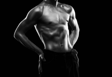 Spor salonunda spor yapan zayıf kaslı bir adamın silueti. Spor ve sağlıklı yaşam tarzı.