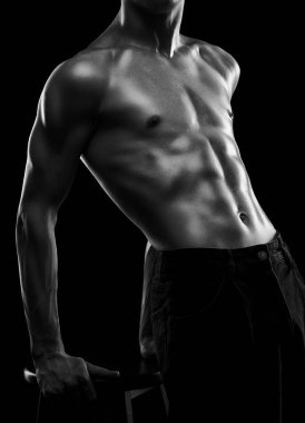 Spor salonunda spor yapan zayıf kaslı bir adamın silueti. Spor ve sağlıklı yaşam tarzı.