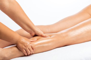 Masör bacaklara, kalçalara, kalçalara ve kalçalara antiselülit masajı yapıyor. Aşırı kilolu tedavi, vücut heykeli. Kozmetik ve masaj konsepti..