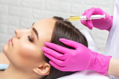 Kozmetik uzmanı güzellik salonunda güzel bir kadının terapisini yapıyor. Kozmetoloji kavramı.