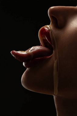 Çekici bir kadının yüzü. Yüzünde bal var..