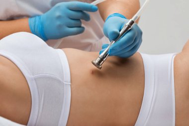 Güzellik uzmanı bir güzellik salonunda mikro cilt bakımı yapar, yara izini yok eder. Kozmetoloji ve profesyonel cilt bakımı.