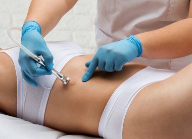 Güzellik uzmanı bir güzellik salonunda mikro cilt bakımı yapar, yara izini yok eder. Kozmetoloji ve profesyonel cilt bakımı.