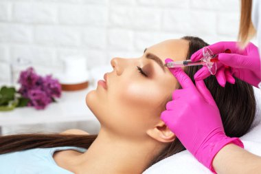 Bir kadının vücudunda epilasyon tüy çıkarma prosedürü. Güzellik uzmanı bir güzellik salonunda lazer gençleştirme yapıyor. İstenmeyen vücut kılları alınıyor. Donanım ipl kozmetolojisi