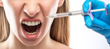 Kozmetik uzmanı, güzel bir kadının burun kıvrımlarında dudak büyütme ve kırışıklık önleyici iğneler yapar. Güzellik salonunda kadın kozmetolojisi.