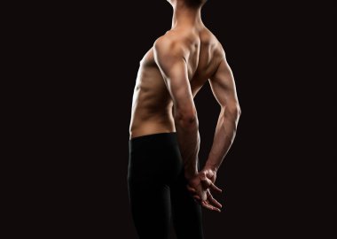 Spor salonunda spor yapan zayıf kaslı bir adamın silueti. Spor ve sağlıklı yaşam tarzı.