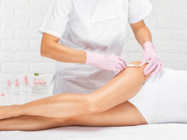 Estetik kozmetik uzmanı bir kadının vücudunda yağ yakmak için lipolitik enjeksiyon yapar. Güzellik salonunda kadın estetiği. Kozmetoloji konsepti..