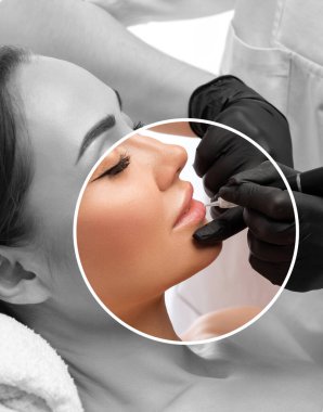 Güzellik salonundaki güzel bir kadının dudaklarının kalıcı makyajı. Yakından bir güzellik uzmanı kaş dövmesi yapıyor. Gözlerdeki oklar