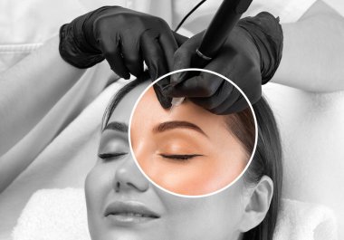 Güzellik salonunda güzel bir kadının kaşları için kalıcı makyaj. Yakından bir güzellik uzmanı kaş dövmesi yapıyor. Gözlerdeki oklar