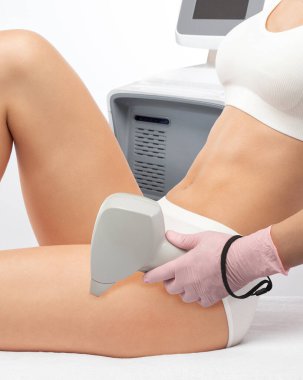 Bir kadının vücudunda epilasyon tüy çıkarma prosedürü. - Evet. İstenmeyen vücut kılları alınıyor. Hırdavatçı ipl kozmetolojisi. Kızın arka planında tıraş edilmiş koltukaltların sahte bir bıyığı var..