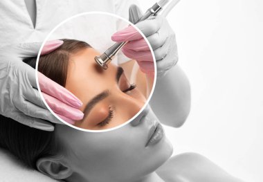 Kozmetik uzmanı, güzellik salonundaki güzel, genç bir kadının yüz derisinin mikro cilt bakımını yapıyor. Kozmetoloji ve profesyonel cilt bakımı..