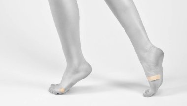 Kız ayaklarındaki nasırları alçılarla kapladı. Ayakta nasır ve nasır tedavisi.