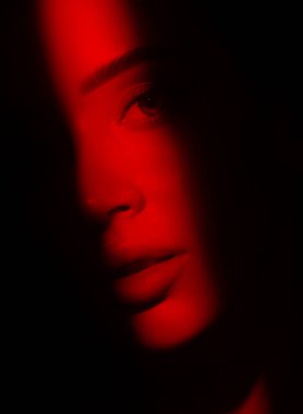 Sağlıklı ve güzel makyajlı çekici bir kızın portresi. Kız yüzünde ve boynunda bakımlı tenini gösteriyor. Estetik kozmetoloji ve makyaj konsepti.