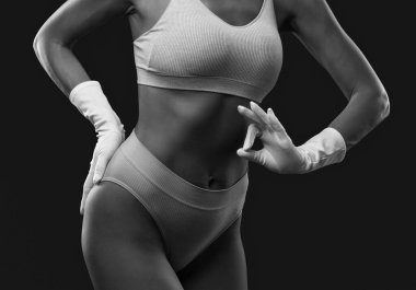 Bir kadının kalçasında, bacaklarında ve kalçasında yağ yakmak için lipotik enjeksiyonlar. Güzellik salonunda kadın estetiği..