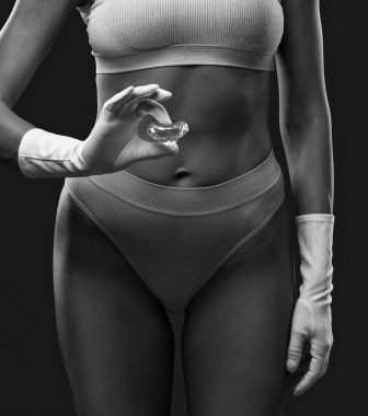 Bir kadının kalçasında, bacaklarında ve kalçasında yağ yakmak için lipotik enjeksiyonlar. Güzellik salonunda kadın estetiği..