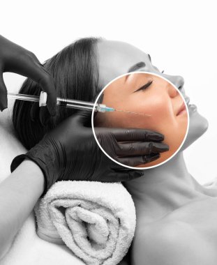 Kozmetik uzmanı güzel bir kadının yüzüne kırışıklık önleyici iğneler yapıyor. Güzellik salonunda kadın estetiği..