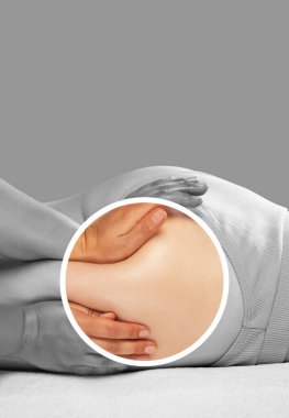 Masör bacaklara, kalçalara, kalçalara ve kalçalara antiselülit masajı yapıyor. Aşırı kilolu tedavi, vücut heykeli. Kozmetik ve masaj konsepti..