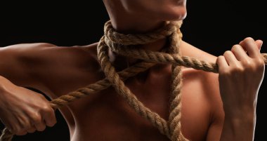 Genç bir kadın vücudundan ve boynundan ip koparıyor..
