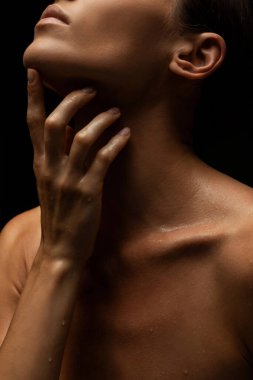 Bir kadının vücudunda epilasyon tüy çıkarma prosedürü. Güzellik uzmanı bir güzellik salonunda lazer gençleştirme yapıyor. İstenmeyen vücut kılları alınıyor. 