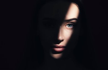 Sağlıklı ve güzel makyajlı çekici bir kızın portresi. Kız yüzünde ve boynunda bakımlı tenini gösteriyor. Estetik kozmetoloji ve makyaj konsepti.