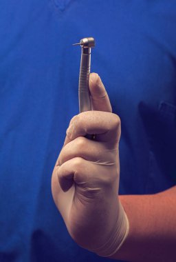 Siyah arka plandaki diş aletleri yakın plan. Hastanın muayenesi için dişçinin hazırlanması.