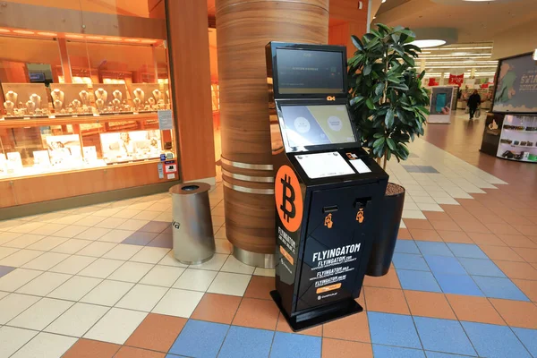 波兰格但斯克 2023年3月21日欧洲购物中心入口的在线货币比特币自动售货机加密货币自动售货机 — 图库照片