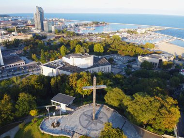 Kamienna Gora 'dan Gdynia' da sahil limanı ve marinası olan körfez manzarası