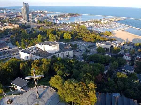 Kamienna Gora 'dan Gdynia' da sahil limanı ve marinası olan körfez manzarası