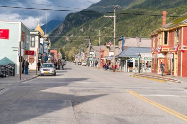 Skagway, AK - 7 Eylül 2022: Skagway, Alaska 'daki dükkanlar ve restoranlarla Broadway Caddesi' ne bakıyorum