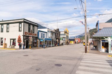 Skagway, AK - 7 Eylül 2022: Skagway, Alaska 'daki dükkanlar ve restoranlarla Broadway Caddesi' ne bakıyorum