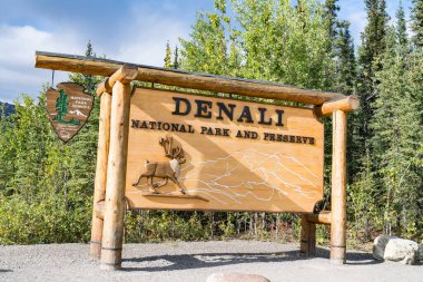 Denali, AK - 28 Ağustos 2022: Alaska 'daki Denali Milli Parkı' na giriş işareti