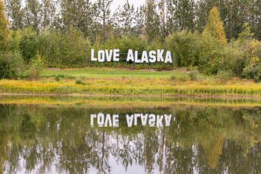 Fairbanks 'teki Chena nehri boyunca Alaska tabelasına bayılıyorum.