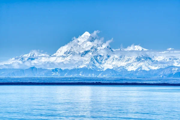 Góra Eliasza Wzdłuż Oceanu Wybrzeżu Alaski — Zdjęcie stockowe