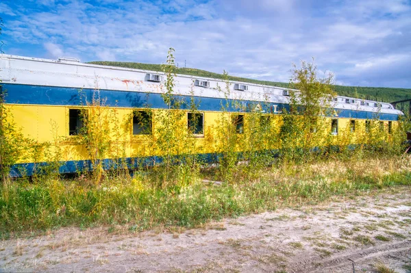 Veículo Passageiros Ferroviário Velho Abandonado Coberto Alasca — Fotografia de Stock
