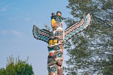 Vancouver, Kanada - 11 Eylül 2022: Staley Park 'taki totem direği parkta sergilenen birçok ilk uluslar toteminden biridir.