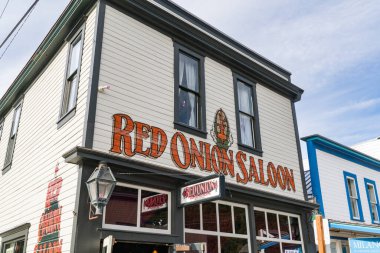 Skagway, AK - 7 Eylül 2022: Skagway, Alaska 'daki ünlü Kırmızı Soğan Salonu' nun dışı.