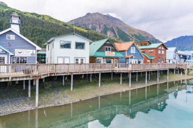 Seward, AK - 1 Eylül 2022: Dükkanlar Seward, Alaska 'daki Diriliş Körfezi boyunca kıyı şeridi boyunca uzanır
