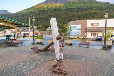 Seward, AK - 1 Eylül 2022: Seward, Alaska şehir merkezindeki bir meydanda gemi çapası