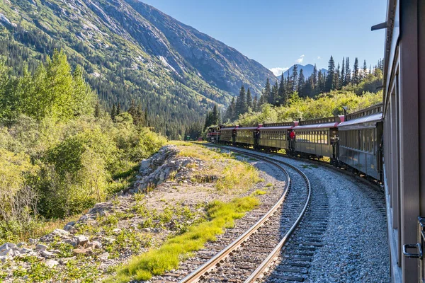 Skagway Září 2022 Vlak Bílého Průsmyku Yukon Route Projíždí Horami — Stock fotografie