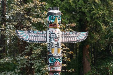 Vancouver, Kanada - 11 Eylül 2022: Staley Park 'taki totem direği parkta sergilenen birçok ilk uluslar toteminden biridir.