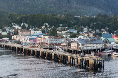 Ketchikan, AK - 9 Eylül 2022: Alaska 'nın Ketchikan limanının limanının ufuk çizgisi
