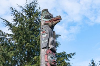 Ketchikan, AK - 9 Eylül 2022: Alaska yerlisi Alaska Totem Pole Figürü