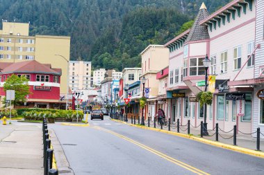 Juneau, Alaska - 8 Eylül 2020: Eski şehir bölgesi Juneau, Alaska 'da kuzeye bakan Franklin Caddesi manzarası