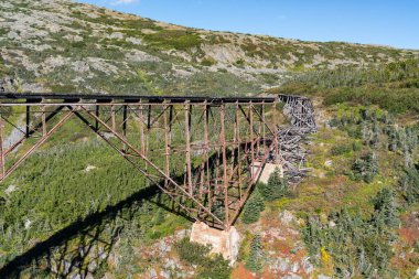 Eski terk edilmiş ve yıkılmış demiryolu köprüsü Alaska 'da, Skagway yakınlarında.