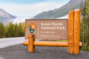Seward, AK - 2 Eylül 2022: Seward, Alaska yakınlarındaki Kenai Fjords Ulusal Parkı Buzul Çıkışına giriş işareti