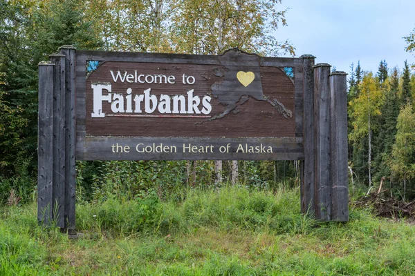 Fairbanks Aljaška Srpna 2022 Vítejte Nápisu Fairbanks Podél Dálnice Mimo — Stock fotografie