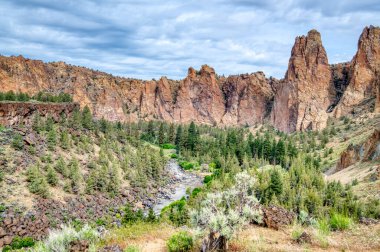 Redmond kasabası yakınlarındaki Oregon 'daki Smith Rock State Park inanılmaz kaya oluşumlarına ve kilometrelerce uzunluktaki yürüyüş yollarına ev sahipliği yapar.