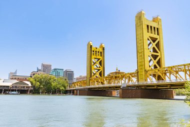 Sacramento, CA - 25 Mayıs 2023: Riverwalk Trail 'den şehir silüeti ve Sacramento Kulesi Köprüsü