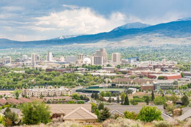 Reno, NV - 24 Mayıs 2023: Reno, Nevada 'nın arka planında dağlar olan ufuk çizgisi