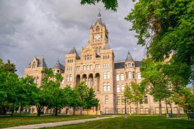 Salt Lake City, UT - 23 Mayıs 2023: Salt Lake City şehir merkezindeki City-County binasının dış cephesi, 1894 'te tamamlanan bina Romanesk bir mimari stil barındırıyor..